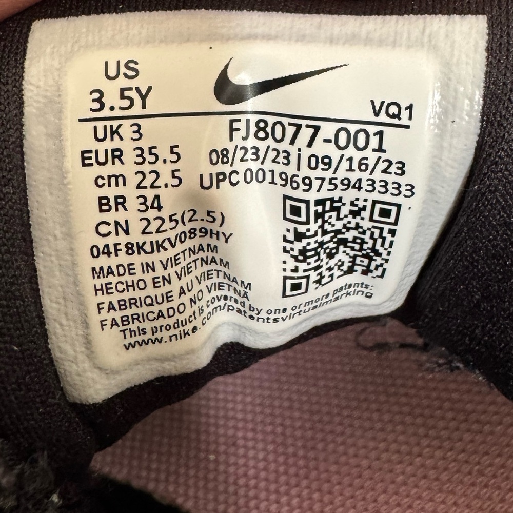 Nike Sneakers - EUC size 3.5 - Picture 5 of 5
